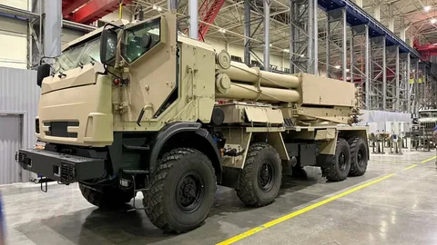 На этом фото показана сама система в боевом положении. Видно, что пусковая установка оснащена шестью направляющими для 300-мм ракет, а шасси основано на четырёхосном грузовике КАМАЗ-63501