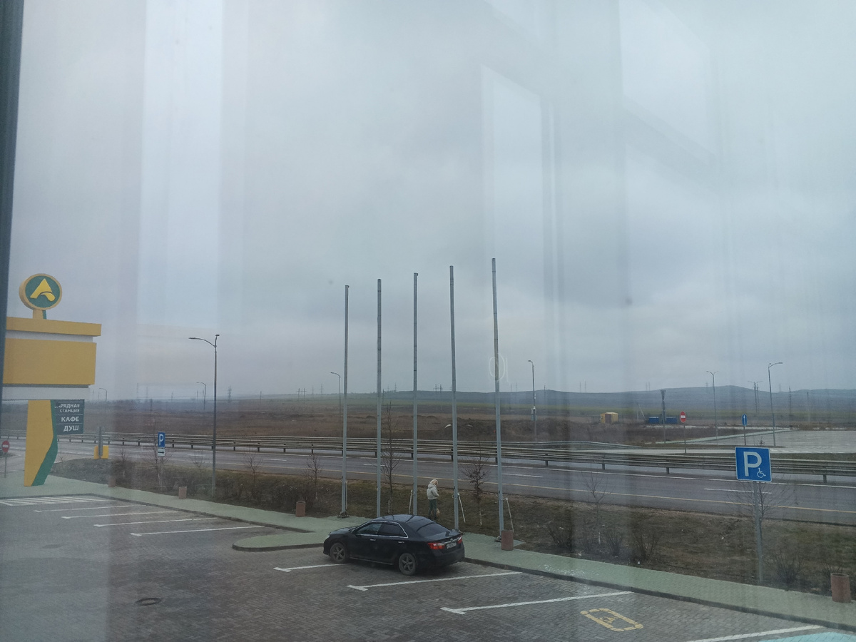 Вид на Тавриду из окна заправки. Фото Галины Малышевой.