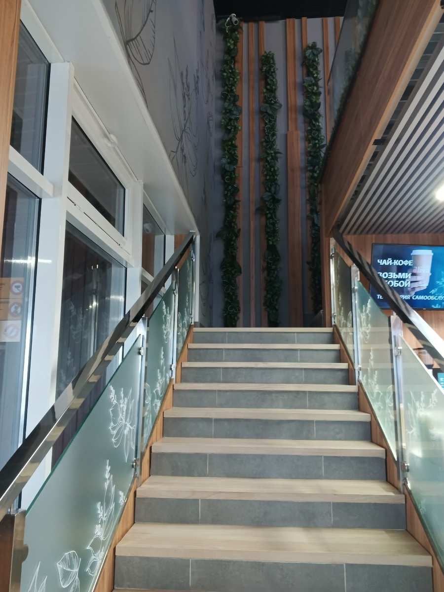 Лестница на второй этаж. Фото Галины Малышевой.