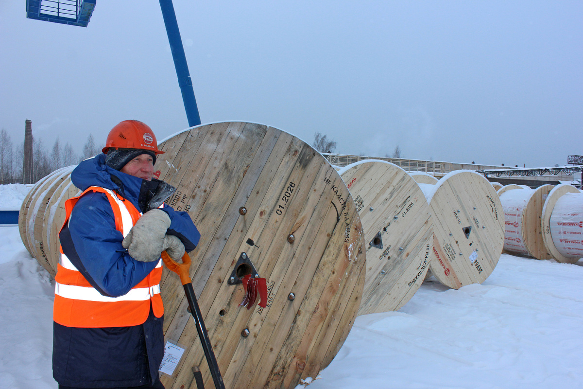 Почетный кабельщик, грузчик ПРС И. Ю. Некрасов трудится на складе 16