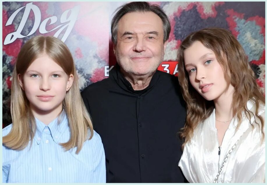 На фото Алексей Учитель с дочками Марией и Анной