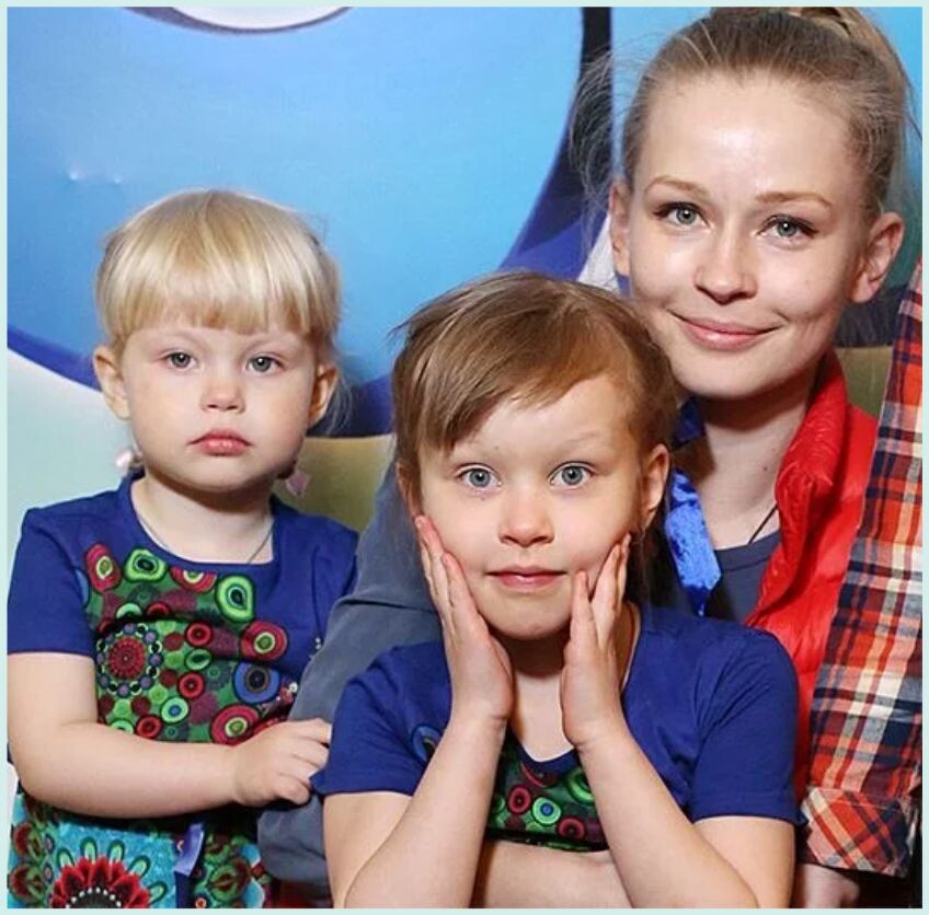 На фото Юлия Пересильд с дочками