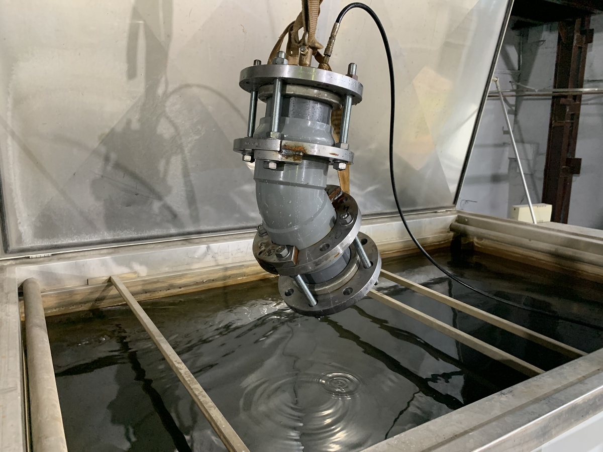 Гидравлические испытания напорного двух раструбного отвода в аккредитованном испытательном центре АО “ХЕМКОР”