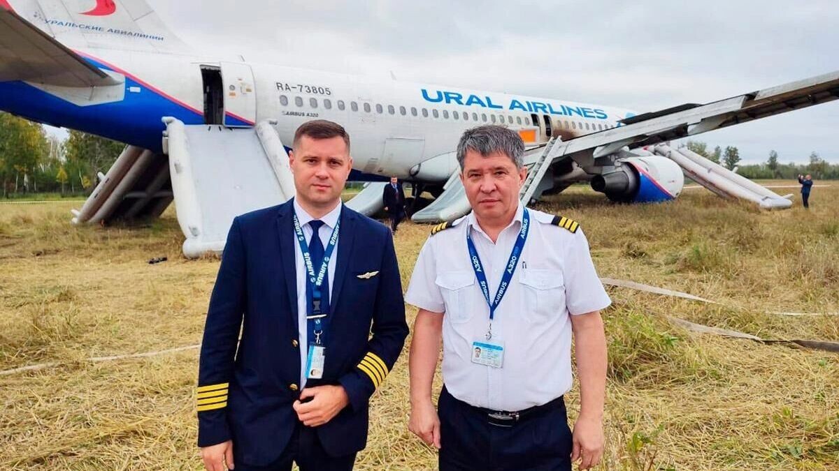    Экипаж Airbus A320, Сергей Белов слева   ГУ МЧС России по Новосибирской области / РИА Новости