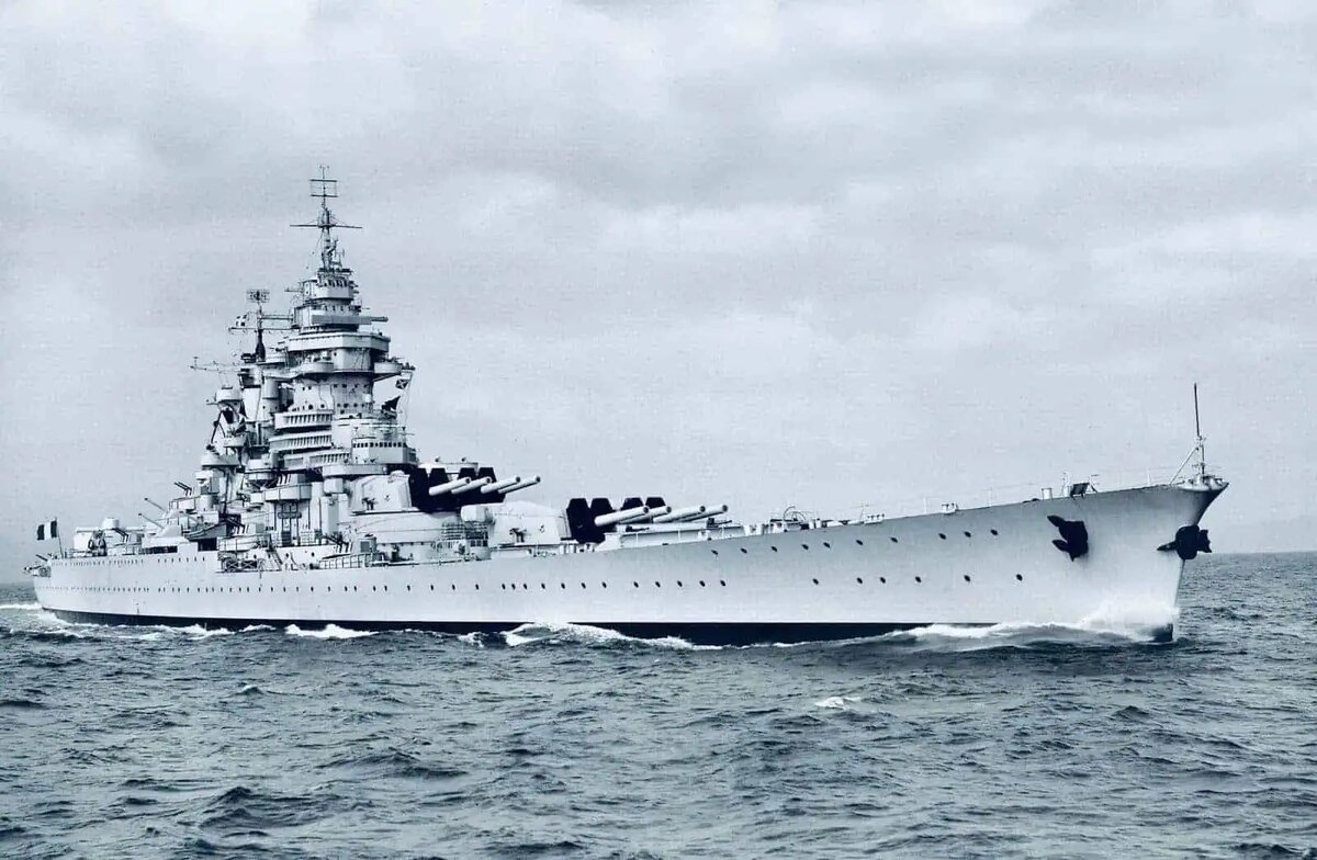 Французский линкор "Ришелье" - изящество в формах и стремительный силуэт подкрепленный впечатляющей огневой мощью 8х380мм орудий.