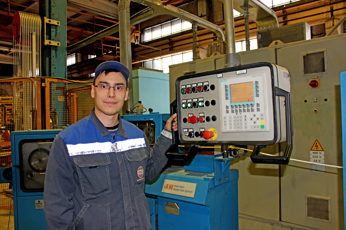 Монтер кабельного производства А. А. Каракулов