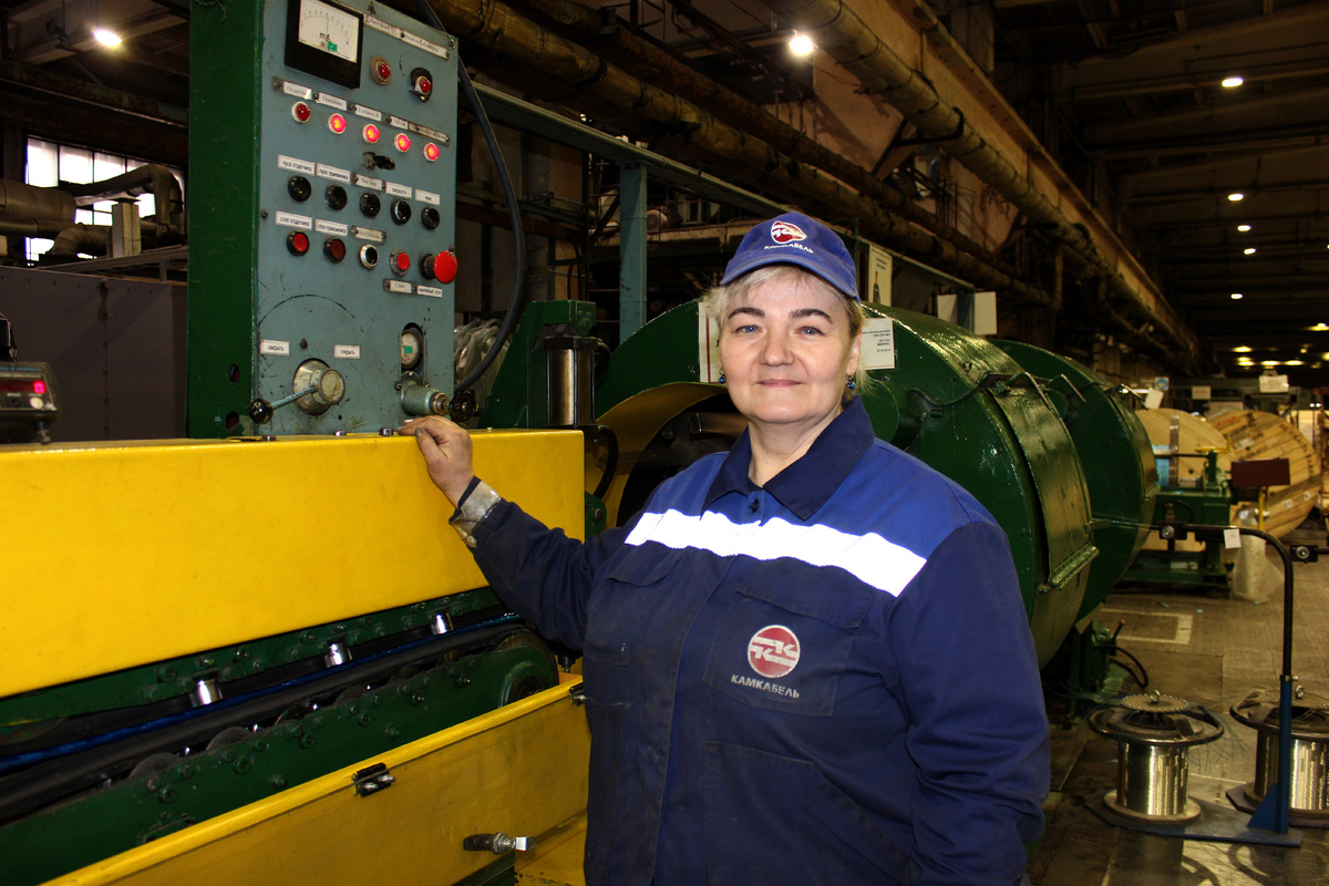 Изолировщик жил кабеля Н. Н. Горохова