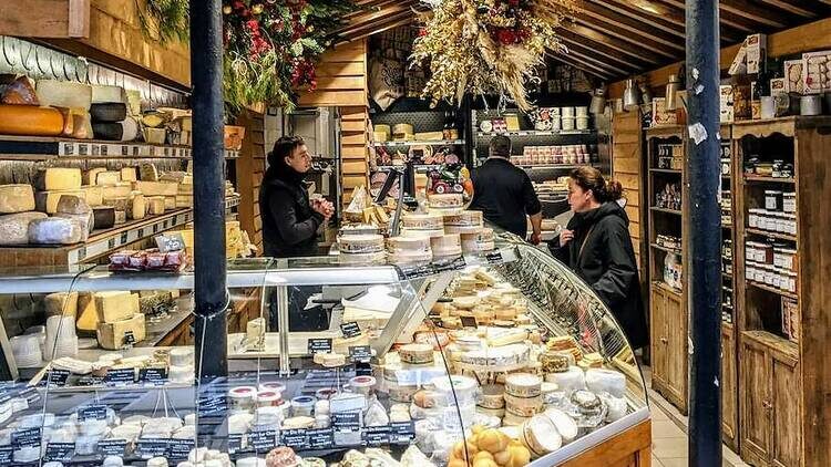 Магазин сыров Fromagerie во Франции 