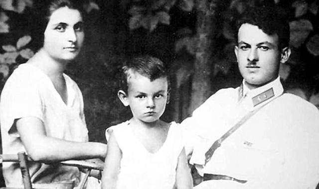 Булат с родителями - Ашхен Налбадян и Шалвой Окуджавой