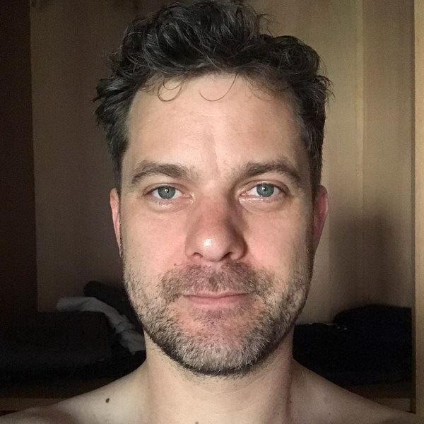     Рэй Романо и Джошуа Джексон станут отцом и сыном в сериале «Как выжить после меня»