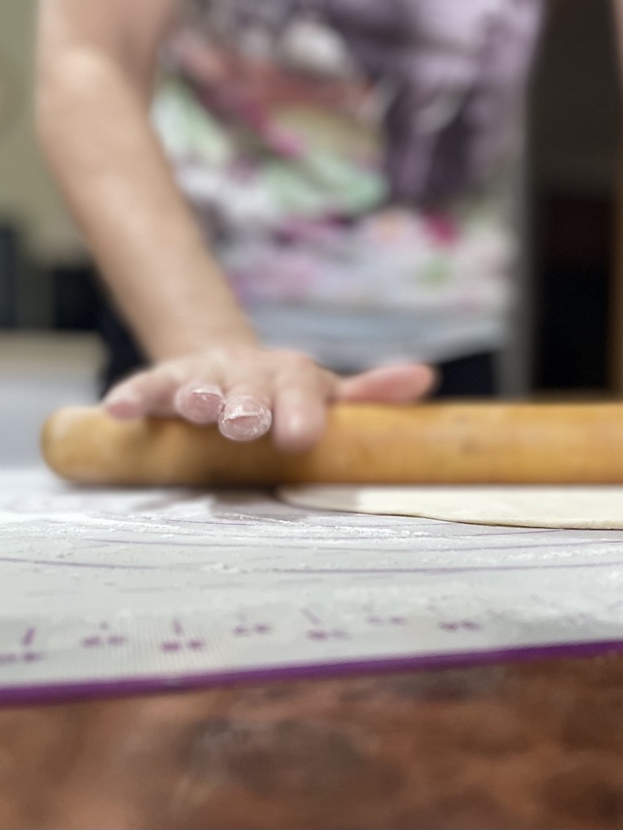 Мама делает пельмени. Это тоже "бабушка"