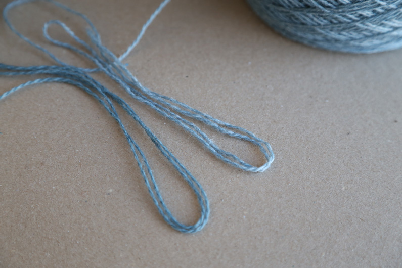 пряжа Йорк крупным планом, фотография иллюстрирует различие одного и того же номера оттенка в разных партиях. У всех бывает:))