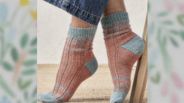 Двухцветные носки узором Ёлочка