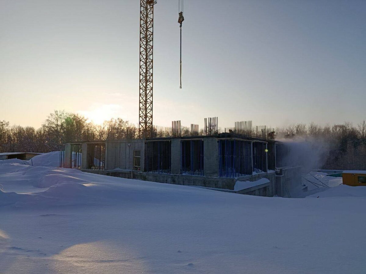 Сейчас устанавливают бетонно-монолитный каркас и приступили к монтажу перекрытий второго этажа.