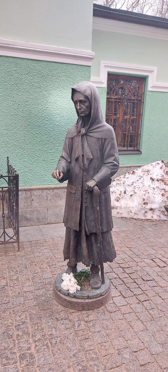    Памятник блаженной Ксении у посвящённой ей часовни на Смоленском кладбище Санкт-Петербург. Фото: Commons.wikimedia.org