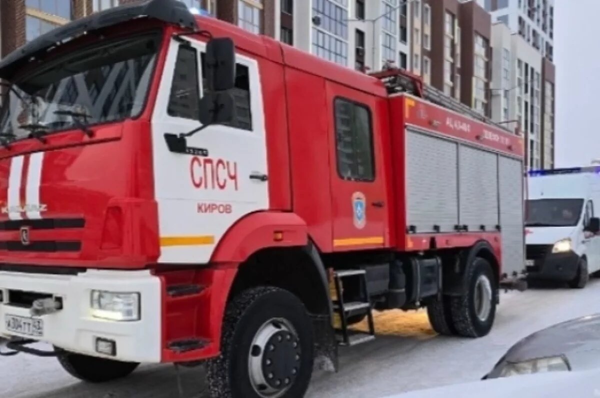    На месте происшествия заметили пожарную машину.