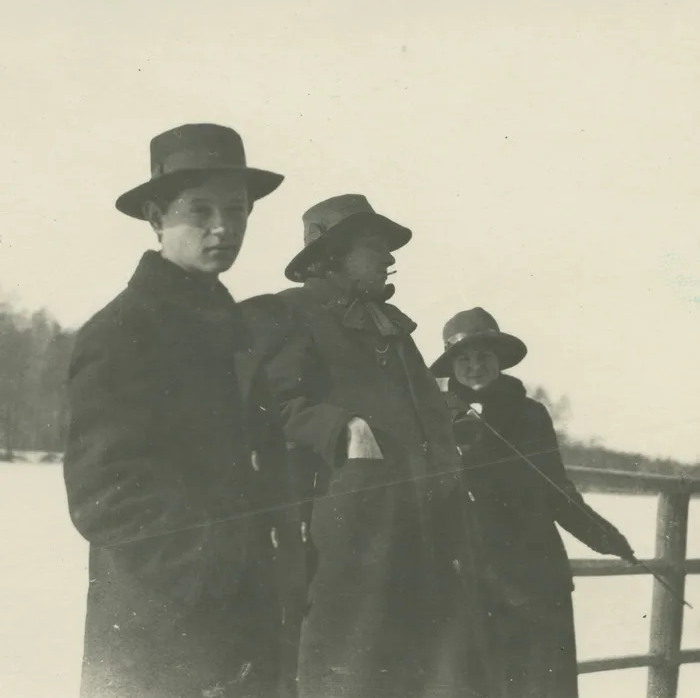 Василий Чекрыгин (первый слева) в компании Владимира Маяковского и Веры Шетхель