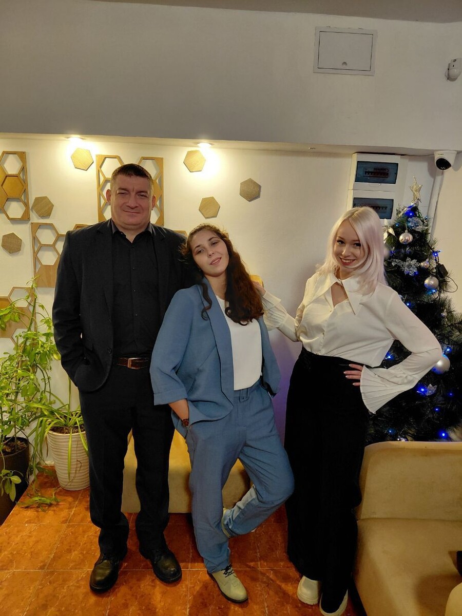 Из новостей права - полезная информация для девушек/женщин, у которых слишком навязчивая "прошлая жизнь"Понятие навязчивого преследования методы борьбы с ним предложили закрепить в отдельном федеральном законе🎓Проект соответствующего документа 4 февраля внесли в Госдуму депутаты Ксения Горячева и Сардана Авксентьева.Законопроект вводит понятия «навязчивое преследование», «охранный ордер», «преследователь», «лицо, подвергнутое навязчивому преследованию», а также устанавливает основы правового регулирования борьбы с навязчивым преследованием и механизмы установления охранных ордеров в целях защиты лиц, подвергающихся такому преследованию. «Так, в качестве «навязчивого преследования» предлагается понимать действия, причиняющие лицу психические страдания и опасения за собственную безопасность и за безопасность своих близких, которые продолжались после получения предупреждения о необходимости их прекращения», — следует из документа.Одновременно авторы предлагают внести соответствующие поправки в Кодекс об административных правонарушениях, устанавливающие ответственность за такие правонарушения. Действующие нормы КоАП соответствующего отдельного состава не предусматривают.Источник:Законопроект: https://sozd.duma.gov.ru/bill/1140865-8Юристы по военному праву: Бехолов Эдуард Владимирович +7(905)455-91-79Артёмова Татьяна Борисовна +79515025252Степанская Евгения Александровна +7(988)997-90-49 Маликова Анастасия Дамировна +7(929)802-43-18