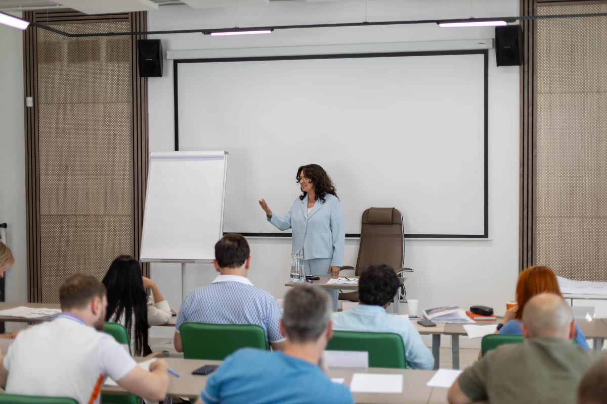 Елена Семенова – преподаватель USIB, консультант по управлению. Реализовано больше 100 успешных консалтинговых проектов. В числе заказчиков: администрация Екатеринбурга, компании «ГазпромНефтьТерминал», «СургутНефтеГаз», «Сахалин МорНефтеГаз», «Синара» и др.