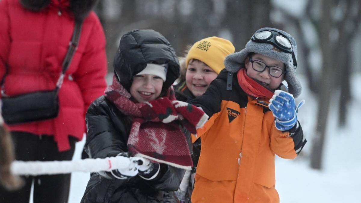    Юные гости разных национальностей дружно играют на фестивале «Фолково» в Сокольниках / Фото: Михаил Воскресенский / РИА Новости