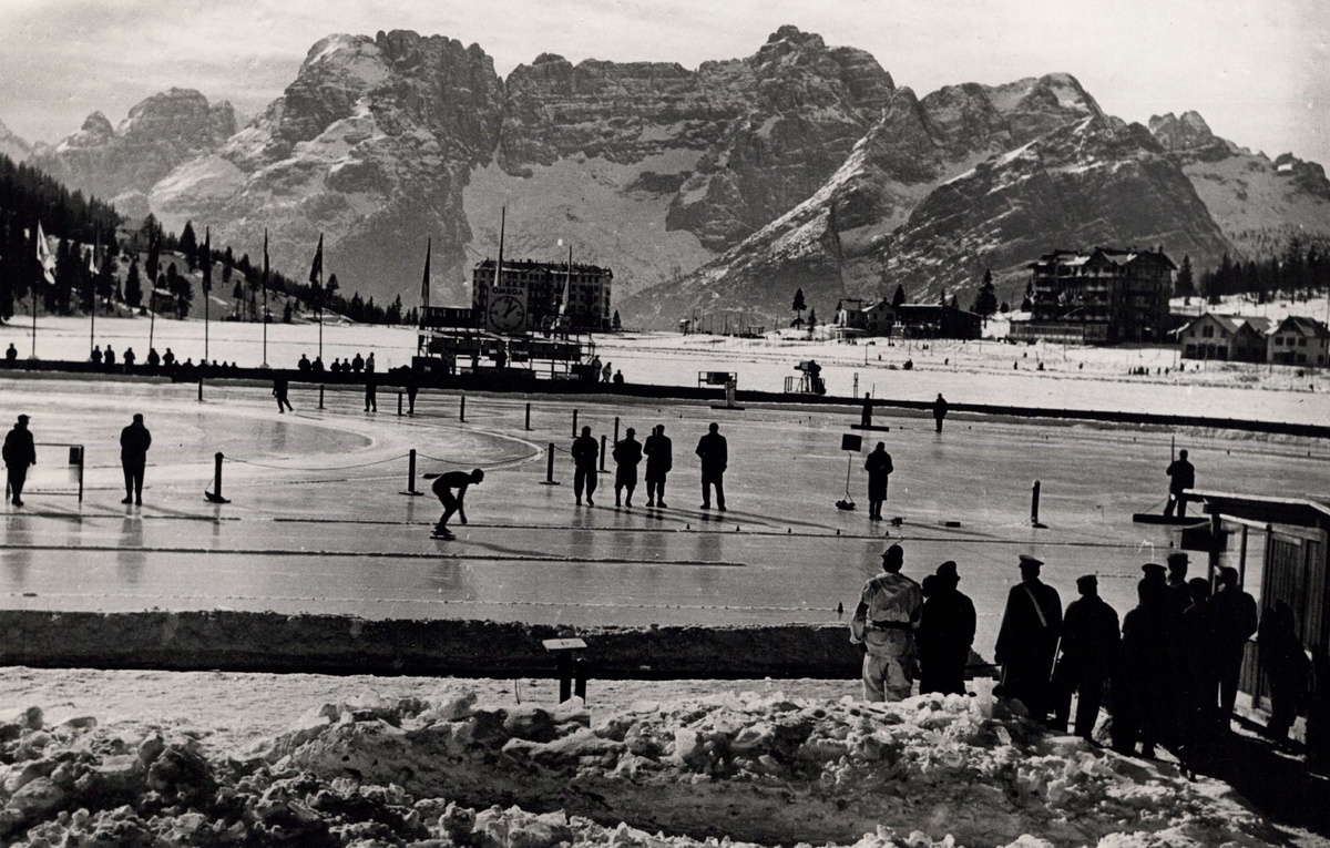    Советский конькобежец Борис Шилков в финальном забеге Олимпиады на 5 000 м, 1958 год  ZUMA Press Wire via Reuters Connect