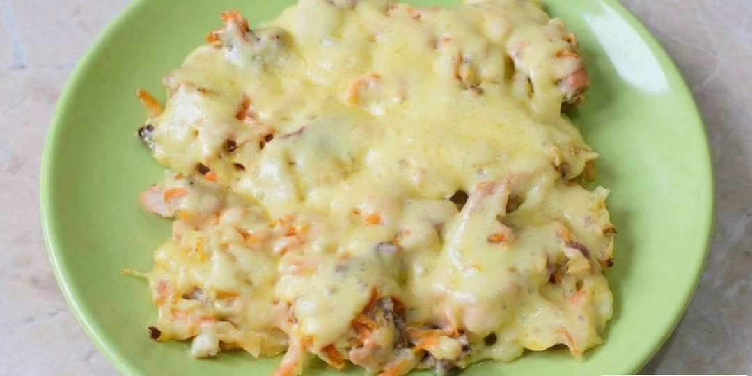 Свинина запеченная с картофелем под соусом.