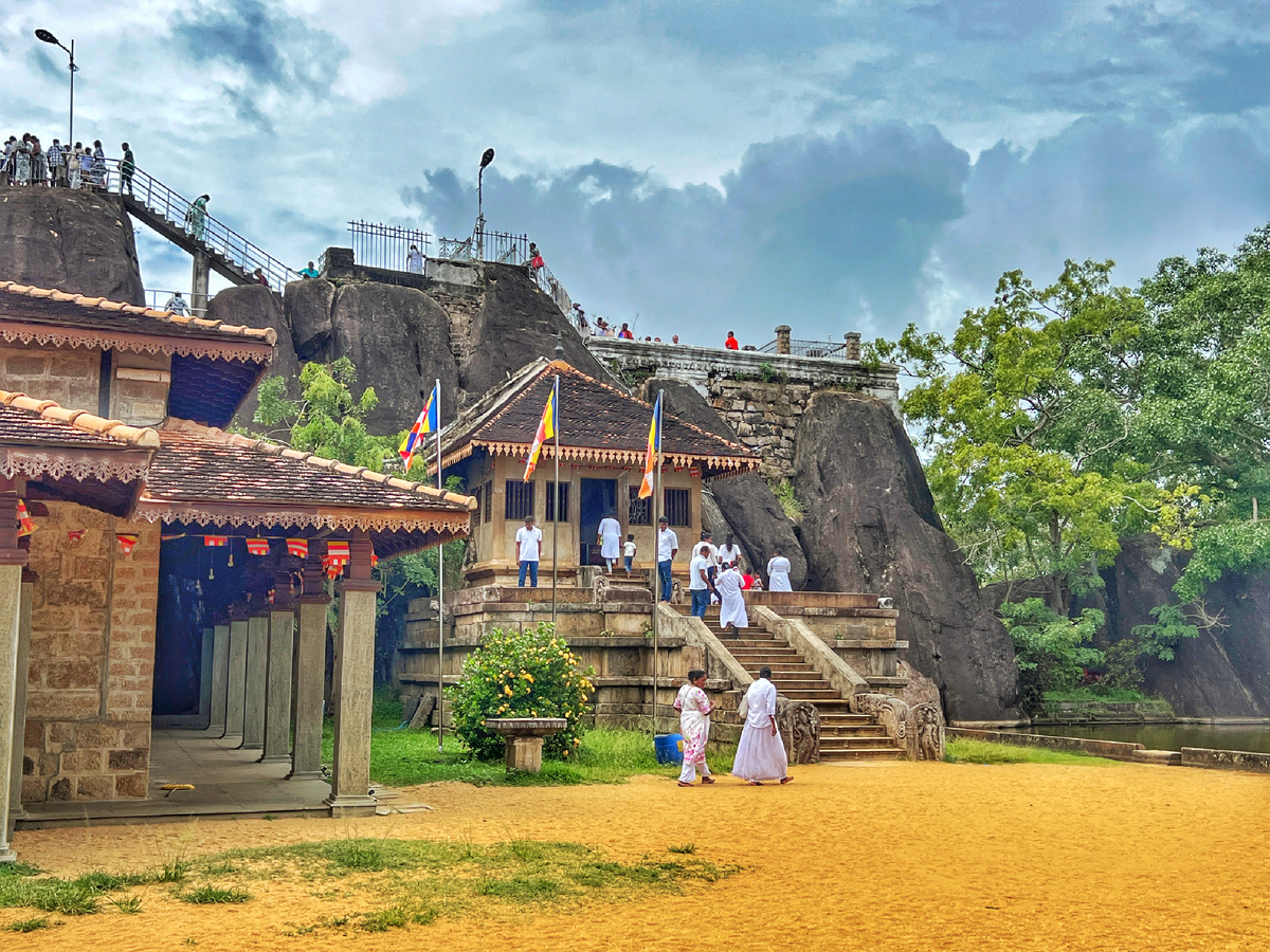 Буддийский храм Исурумуния. Анурадхапура, Шри-Ланка. Фото автора