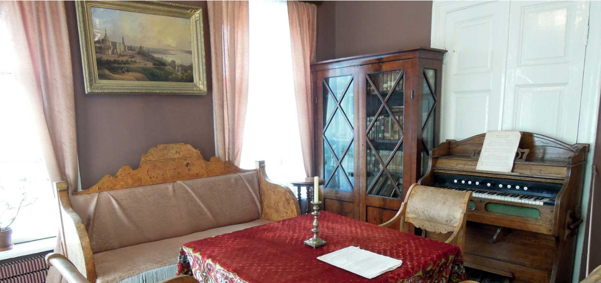    Государственный литературно-мемориальный музей Н.А Добролюбова в Нижнем Новгороде. Музей располагается в двух домах, составляющих ансамбль усадьбы Добролюбовых, построенных в 1838 году. Экспозиция рассказывает о жизни семьи священника Добролюбова. Фото: dobrolyubov-museum.ru