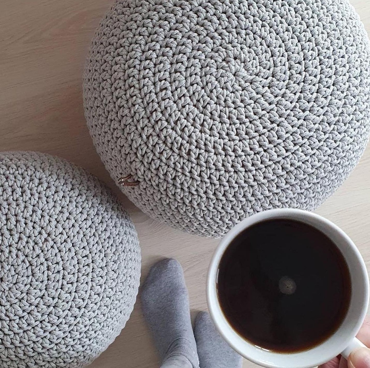 Пуфы из хлопкового шнура. Внутри чехол на молнии, наполненный пенопластовыми шариками, как в креслах-мешках.