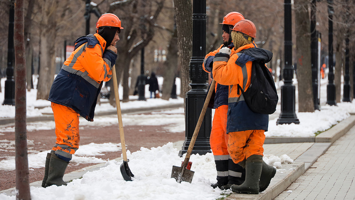   Россия. Москва. Сотрудники коммунальных служб на Тверском бульваре. Олег Елков/ТАСС- Архивное фото