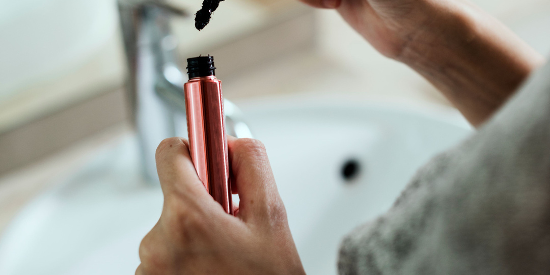 Почему осыпается тушь? 3 причины и решения!