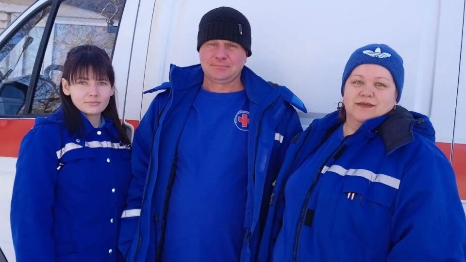    Бригада скорой, которая приняла стремительные роды. Источник: t.me/ssmpbiysk