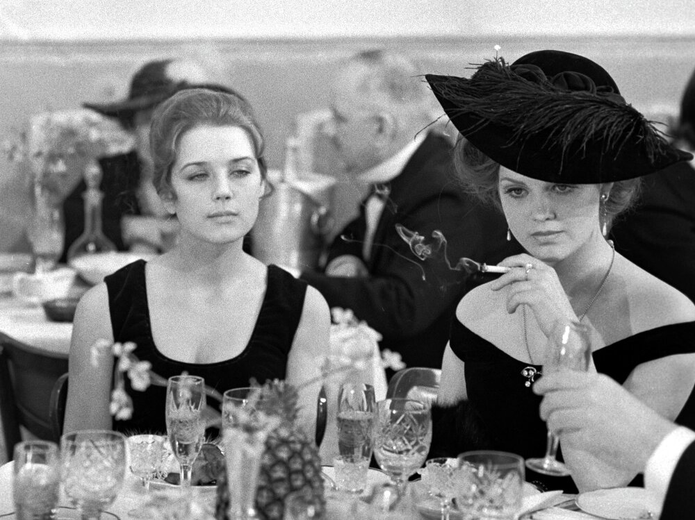    Актрисы Светлана Пенкина в роли Кати (справа) и Ирина Алферова в роли Даши в многосерийном телевизионном фильме, 1974 г. Фото: РИА Новости