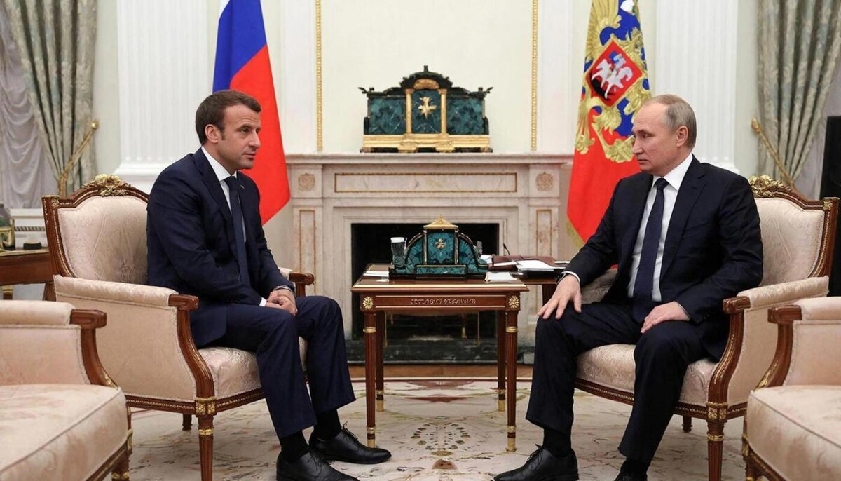 Целью визита дипломатического советника президента Франции в Москву могли стать переговоры о возможности встречи Эммануэля Макрона с Владимиром Путиным.  Фото: Изображение сгенерировано нейросетью Kandinsky 5.0