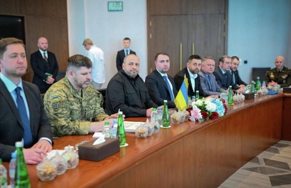    Украинская делегация участвует во втором раунде переговоров в Абу-Даби. Второй слева: начальник Генерального штаба ВС Украины Андрей Гангов, третий слева: секретарь Совета национальной безопасности и обороны (СНБО) Украины Рустем Умеров, четвертый слева: глава офиса Владимира Зеленского Кирилл Буданов, пятый слева: руководитель фракции «Слуга народа» Давид Арахамия, шестой слева: первый заместитель руководителя офиса Владимира Зеленского Сергей Кислица / РИА «Новости»