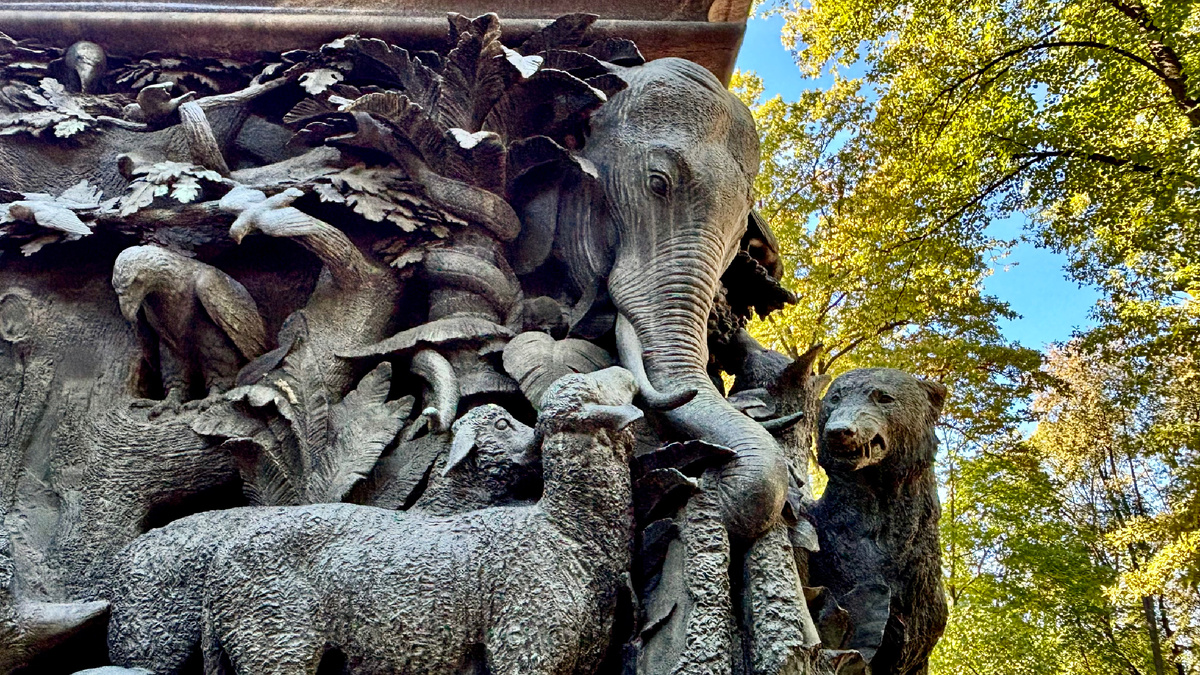 Этот монумент не просто камень и бронза, а настоящий мостик в детство, школьные уроки чтения и знакомство с мудрыми и забавными баснями дедушки Крылова