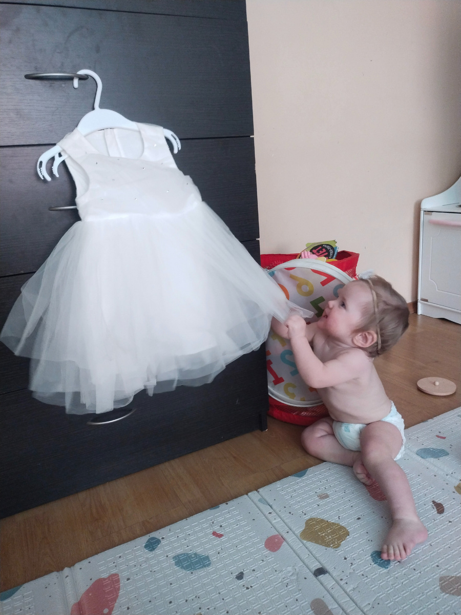 Платье есть. Или было. Потому что вчера его порвали уже))))