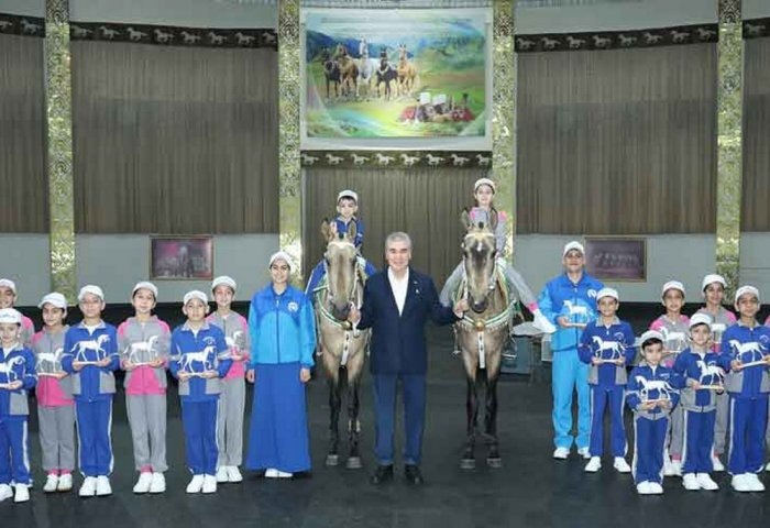 Председатель Халк Маслахаты Туркменистана Гурбангулы Бердымухамедов фотографируется на память с учащимися учебного центра At – myrat.