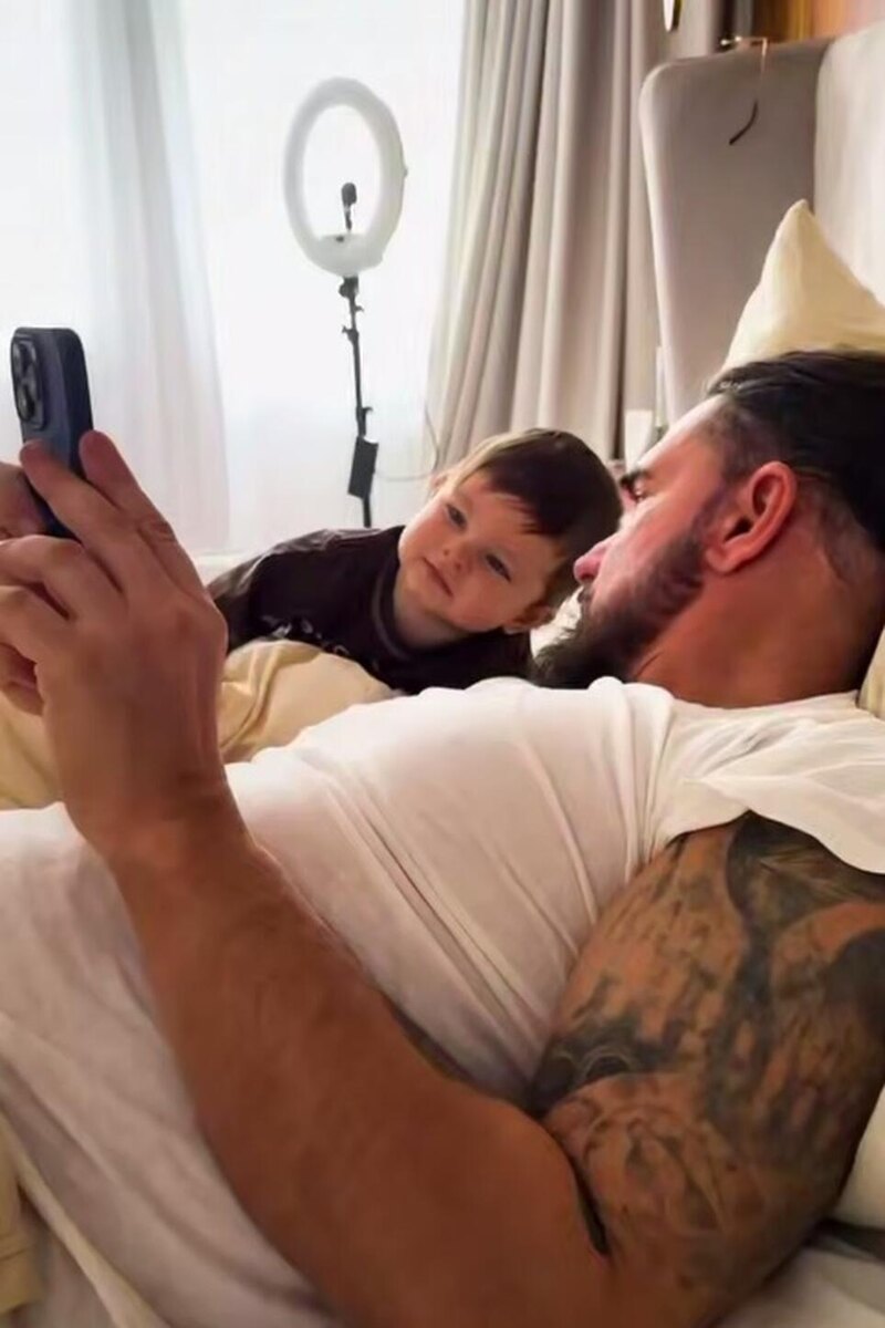    Курбан Омаров с сыном Соцсети