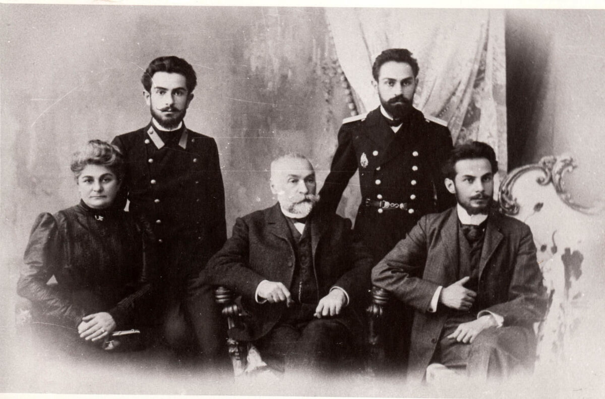 Семья Орбели, 1905 г.
Слева направо: В.М. Аргутинская-Долгорукая, И.А. Орбели, А.И. Орбели, Л.А. Орбели, Р.А. Орбели