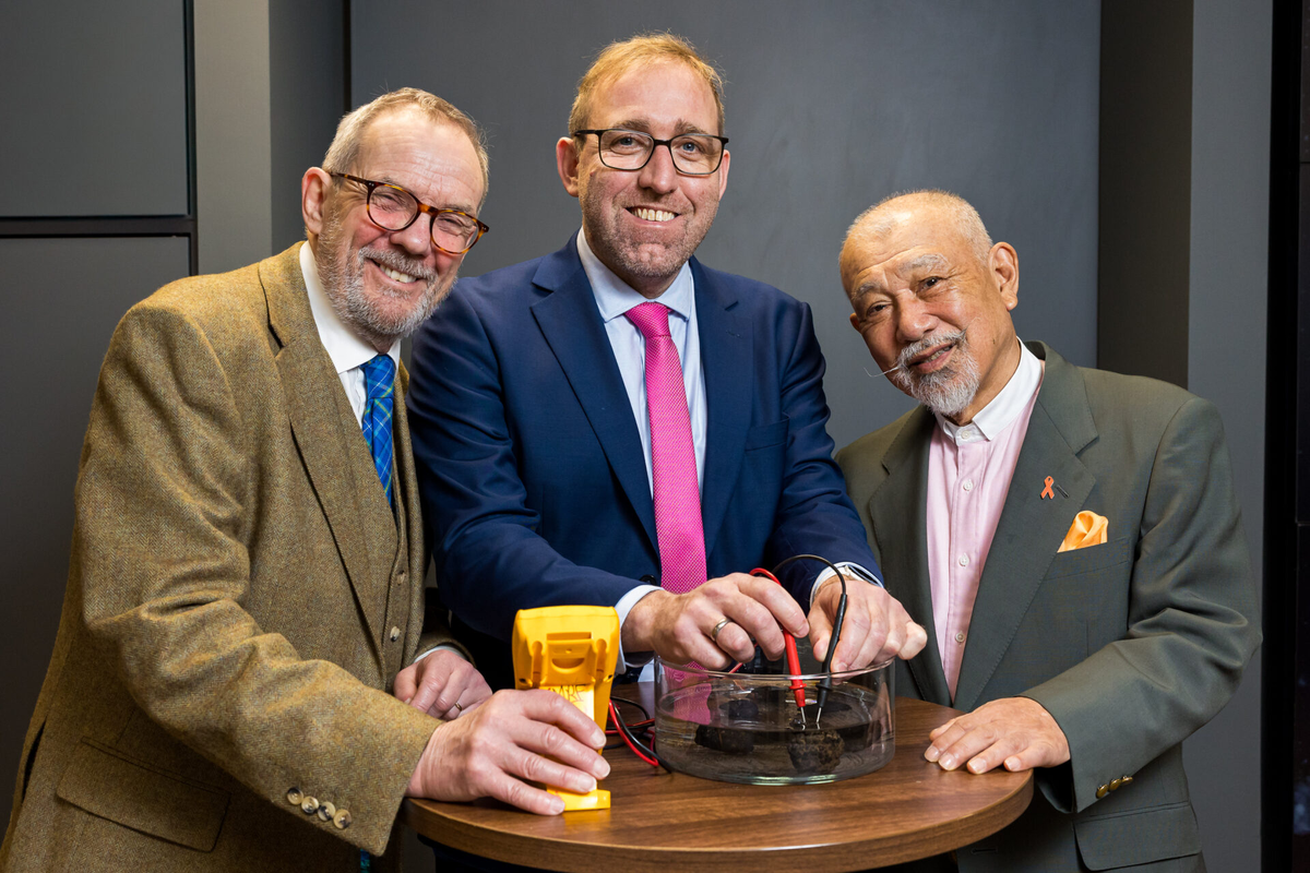 Эндрю Свитман (в центре)