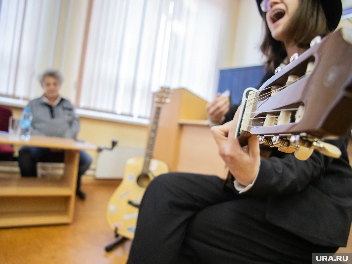     Творческий путь многих музыкантов начинался в школьных ансамблях
