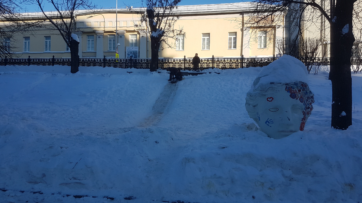 Дети, как и пятьдесят лет назад, катаются с ледяной горки на картонках. Москва, Гоголевский бульвар. 05.02.2026г. Фото автора канала 