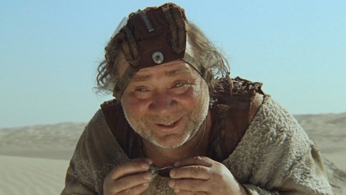 Скриншот автора. Фильм "Кин-Дза-Дза". Головной убор в кадре -ТАКОЕ мог придумать очень одаренный художник! 