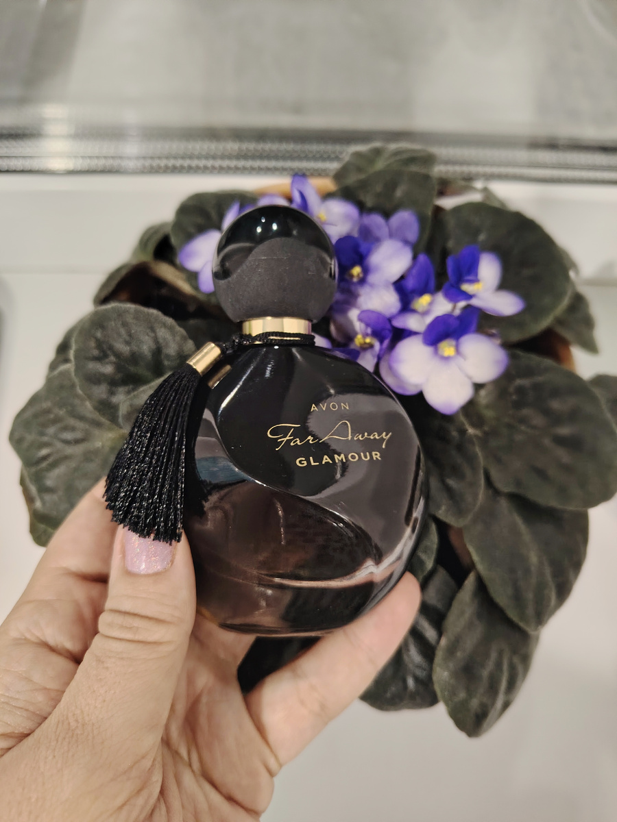 У меня флакон в старом дизайне с кисточкой. 