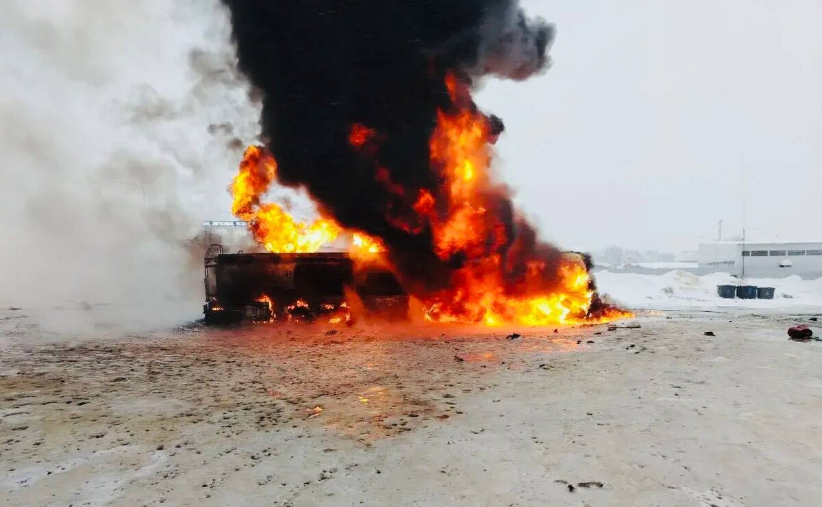    При взрыве бензовоза в Югре пламя поднялось на несколько десятков метров