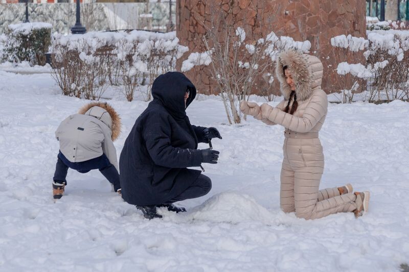 Девочик играют на снегу / Фото Геннадия Дьячука