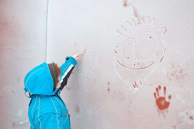 Ребёнок рисует на замороженной стене / Фото Геннадия Дьячука