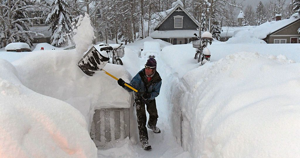 Легкая зима на даче: электролопата или снегоуборщик — что лучше?