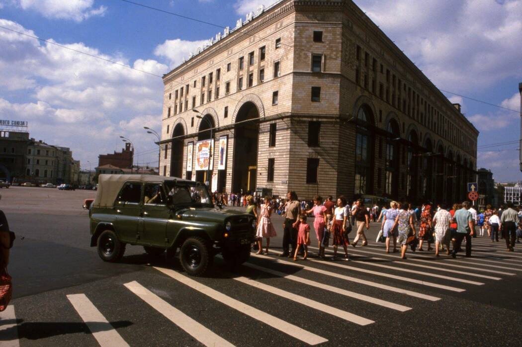 📸 На фото: пешеходный переход у «Детского мира», 1985 год. Автор: Michel Setboun.